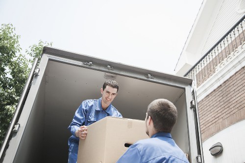 Benefits of hiring a removal truck for home and business moves